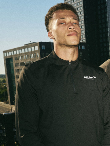 ESSENTIAL HALF ZIP (BLACKOUT)